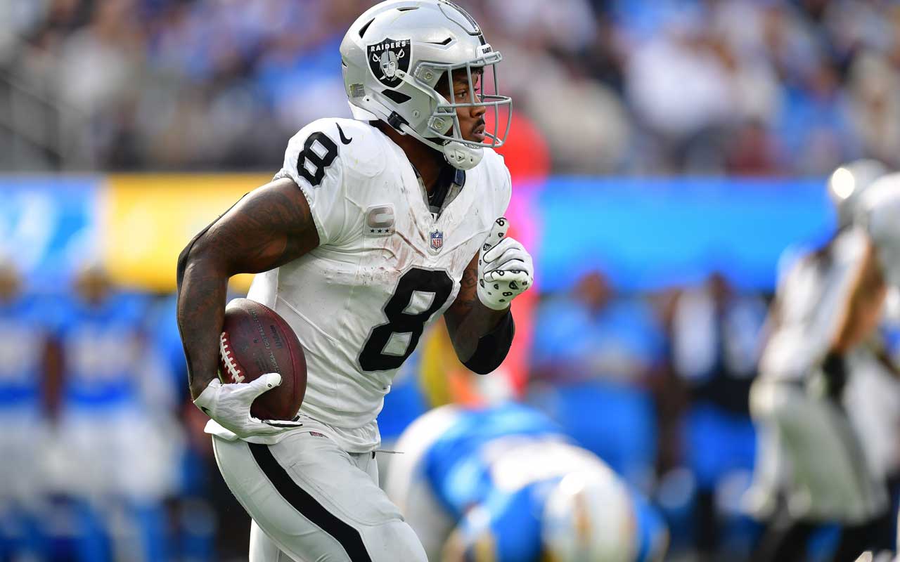 Raiders vs. Lions MNF Week 8: Picks, predictions Sunday's NFL games -  Silver And Black Pride
