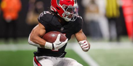 Bijan Robinson carry