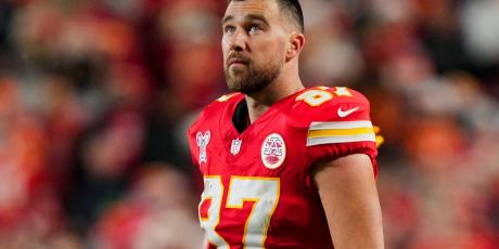 travis kelce looking around