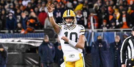 Jordan Love throwing 