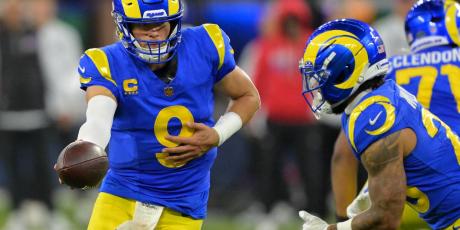 Matthew Stafford hand off