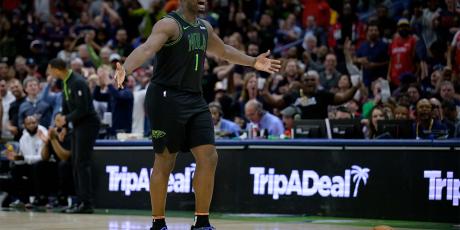 Zion Williamson complaining to refs