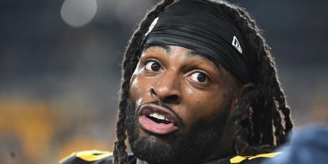 najee harris chattin' it up