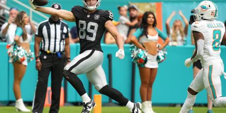 Brock Bowers arm out 