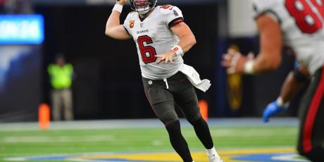 baker mayfield throw on the run