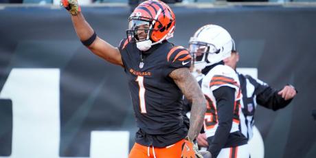Ja'Marr Chase pointing