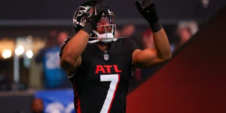 bijan robinson pointing up