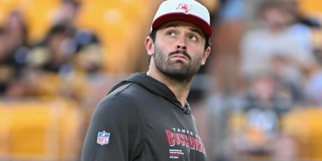 baker mayfield looking up