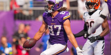 TJ Hockenson arms out