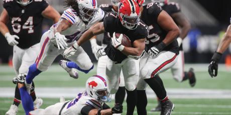 bijan robinson broken tackle