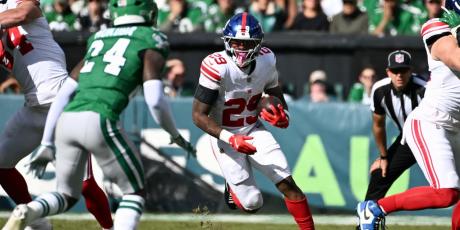 tyrone tracy jr. runs through the hole