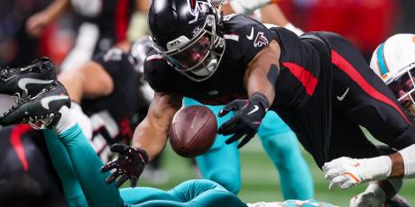 bijan robinson fumble