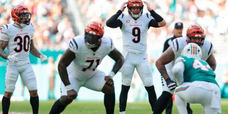 joe burrow hands on helmet