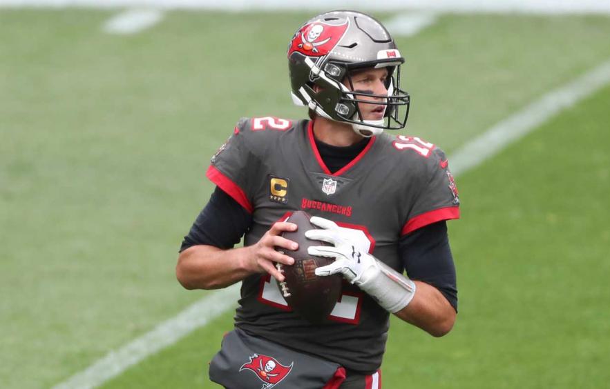 Tom Brady Ties Buccaneers Passing Record, and Seals Fantasy Championships