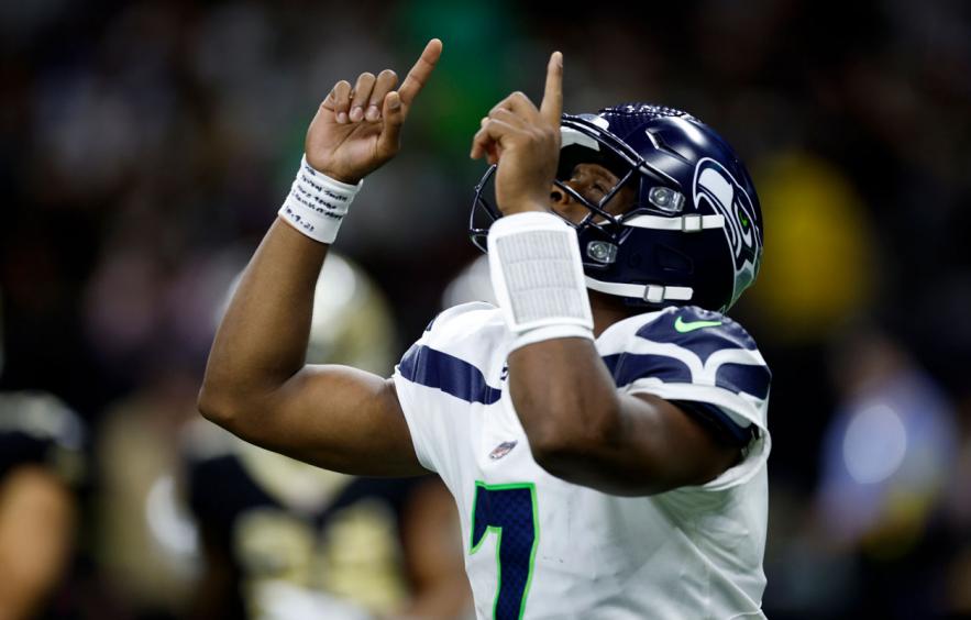 Geno Smith Keeps the Seattle Seahawks Offense Afloat
