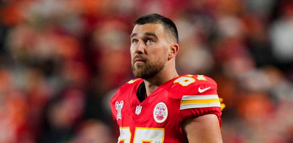 travis kelce looking around