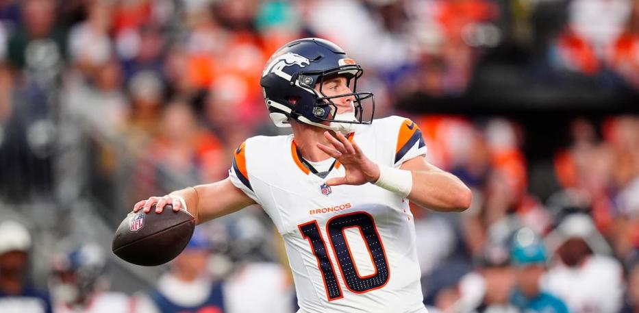 Bo Nix throwing 