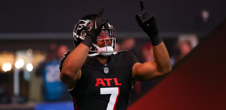 bijan robinson pointing up