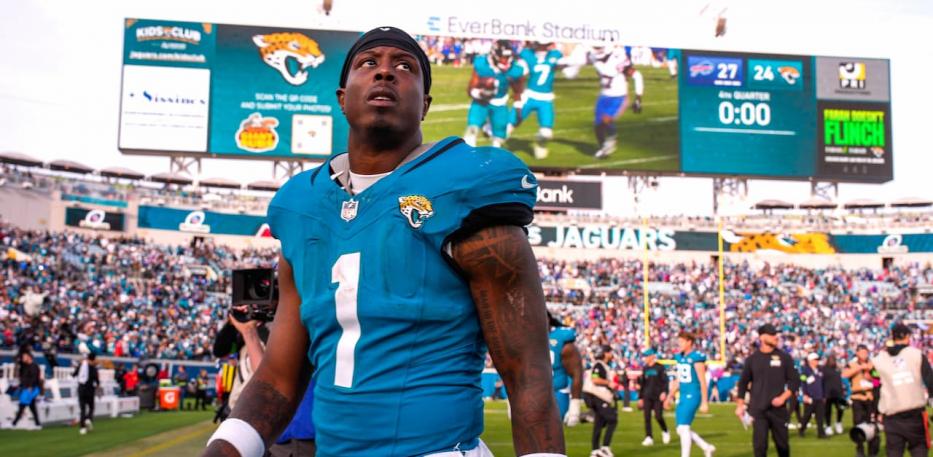 travis etienne walking off field