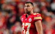 travis kelce looking around