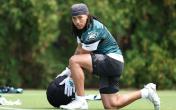 makai lemon holding big giant helmet