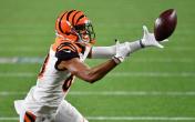 tyler boyd reaching for ball