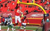 travis kelce dunking goalpost 