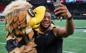 bijan robinson selfie with Falcon mascot 